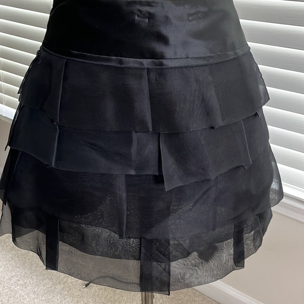 BCBG Maxazria tiered mini skirt. Size 4. Worn once. Perfect condition - Picture 4 of 5